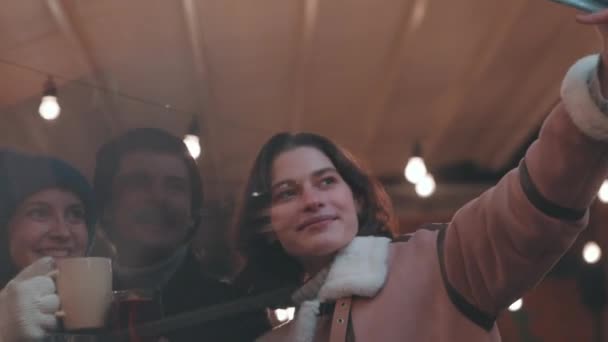 Tomando Selfie Emocionantes Hombres Mujeres Sonrientes Con Tazas Vino Caliente — Vídeo de stock