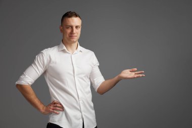 Beyaz gömlekli genç adamın portresi Dover Grey stüdyo geçmişini ayırıyor. Pazarlama lideri. Başarı. Erkek sağlığı, yaşam tarzı, moda, duygular, refah kavramı. İlan için alanı kopyala