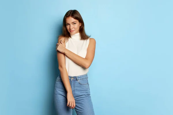 Porträtt Ung Vacker Kvinna Poserar Casual Kläder Jeans Och Topp — Stockfoto