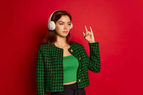 Retrato Una Joven Mujer Hermosa Posando Escuchando Música Rock Auriculares — Foto de Stock