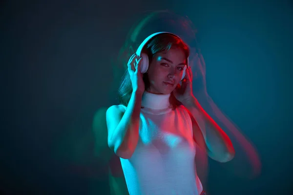 Genç Güzel Bir Kadının Portresi Mavi Arka Planda Neon Işıkta — Stok fotoğraf