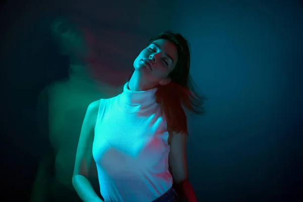 若い美しい女性のポーズの肖像画 ネオンで青のスタジオの背景に隔離されたダンス 若者文化 ファッションの概念 広告のコピースペース — ストック写真