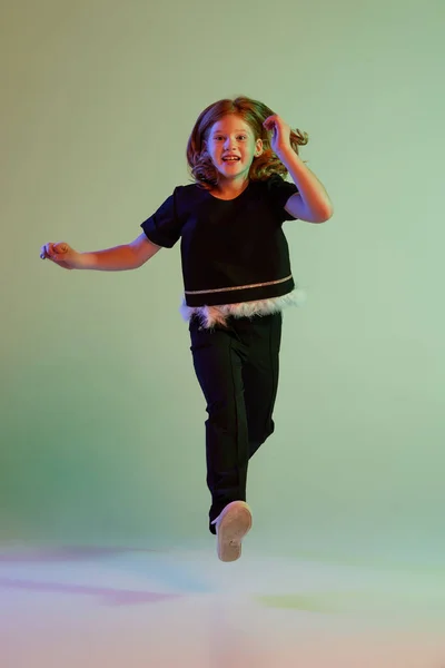 Δράση Διασκέδαση Χαρά Ευτυχισμένο Κοριτσάκι Παιδί Καθημερινά Ρούχα Που Τρέχει — Φωτογραφία Αρχείου