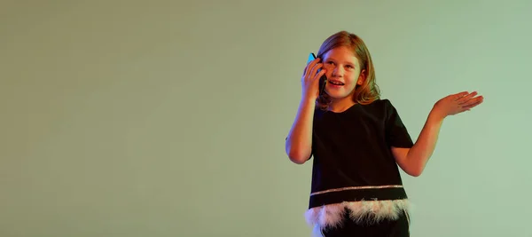 배경에 고립된 감정을 표현하는 매력적 소녀의 아이들의 표정의 스마트폰으로 Vlog — 스톡 사진