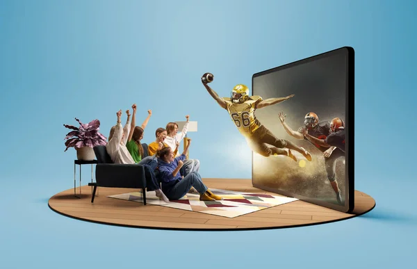 チャンピオンだ 存在効果 自宅のインテリアでテレビ画面の巨大な3Dモデルの前に座って アメリカのサッカー試合のオンライン放送を見て 興奮した若者 女の子と男の子 — ストック写真
