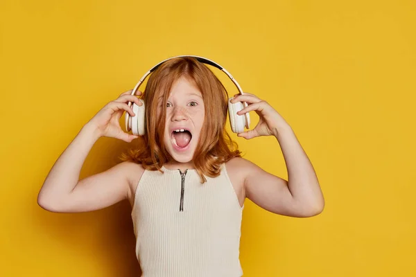 Krzycząca Mała Stylowa Dziewczyna Długimi Czerwonymi Włosami Piegami Słuchająca Muzyki — Zdjęcie stockowe