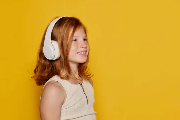 Portret Małej Stylowej Dziewczynki Piegami Noszącej Słuchawki Słuchające Muzyki Odizolowanej — Zdjęcie stockowe