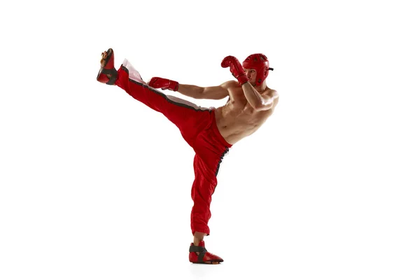 Jovem Kickboxer Profissional Usando Capacete Luvas Boxe Movimento Isolado Fundo — Fotografia de Stock