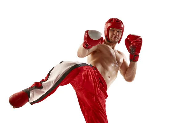 Retrato Dinâmico Jovem Atleta Musculado Kickboxer Profissional Capacete Protetor Luvas — Fotografia de Stock