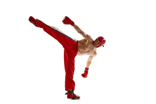 Calci Alle Gambe Giovane Kickboxer Professionista Che Indossa Casco Guanti — Foto Stock