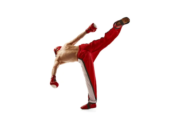 Jonge Professionele Kickboxer Dragen Helm Bokshandschoenen Beweging Geïsoleerd Witte Achtergrond — Stockfoto