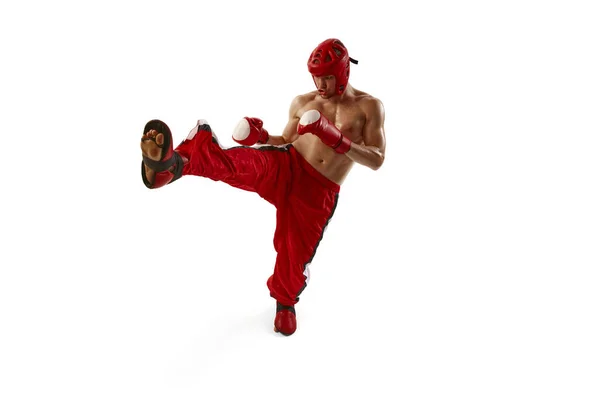 Retrato Dinámico Joven Atleta Musculoso Kickboxer Profesional Casco Protector Guantes —  Fotos de Stock