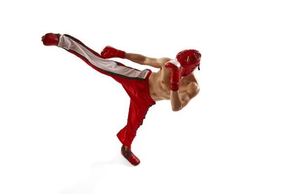 Jonge Professionele Kickboxer Dragen Helm Bokshandschoenen Beweging Geïsoleerd Witte Achtergrond — Stockfoto