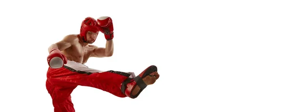 근육질 선수의 다이나믹 초상화 헬멧을 배경에 고립된 활동중인 글러브를 Mma — 스톡 사진