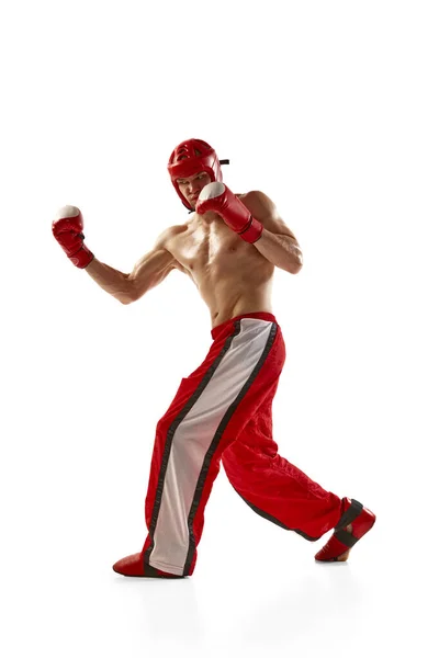 Stoten Jonge Gespierde Atleet Professionele Kickboxer Beschermende Helm Bokshandschoenen Actie — Stockfoto