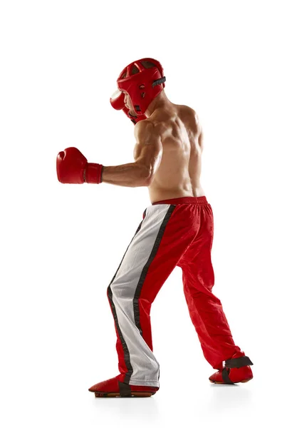 Linkerhoek Jonge Professionele Kickboxer Dragen Helm Bokshandschoenen Beweging Geïsoleerd Witte — Stockfoto