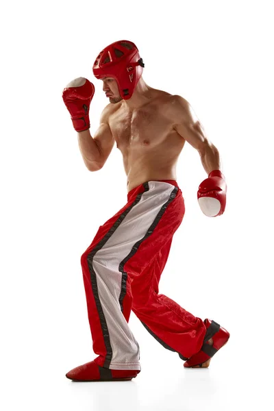 Dynamiskt Porträtt Ung Muskulös Idrottare Professionell Kickboxare Skyddshjälm Och Boxningshandskar — Stockfoto