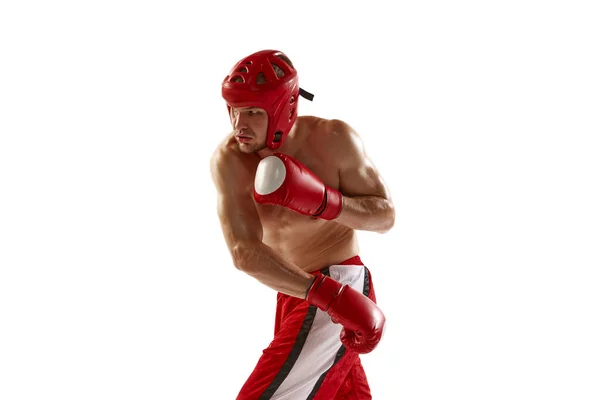 Slå Ung Muskulös Idrottare Professionell Kickboxare Skyddshjälm Och Boxningshandskar Aktion — Stockfoto