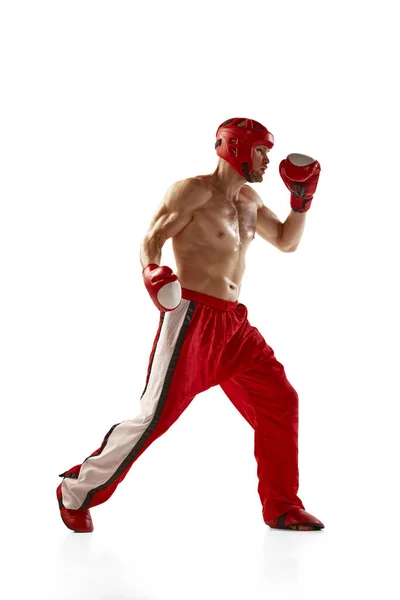 Mladý Profesionální Kickboxer Helmě Boxerských Rukavicích Pohybu Izolovaných Bílém Pozadí — Stock fotografie
