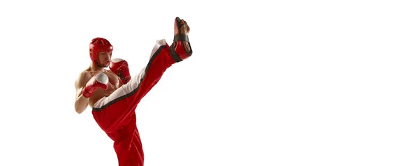 Молодой Профессиональный Кикбоксер Шлеме Боксерских Перчатках Движении Изолирован Белом Фоне — стоковое фото