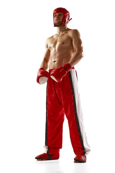 Sterke Gespierde Mannelijke Kickboxer Rode Sportkleding Bokshandschoenen Poserend Witte Achtergrond — Stockfoto