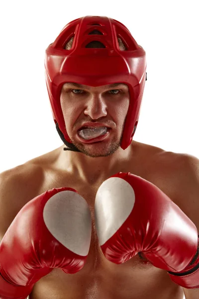身穿红色运动服 头戴白色背景拳击手套的强壮而健壮的男性跆拳道选手 混合武术 胜利和成就 — 图库照片