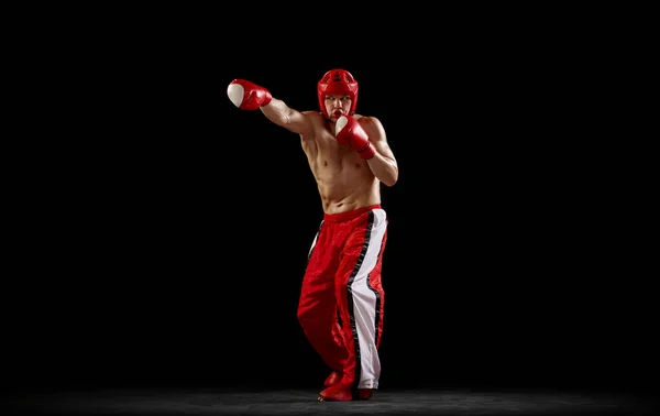 Bajnok Stúdió Felvétel Férfi Kickboxer Mma Harcos Mozgásban Akció Elszigetelt — Stock Fotó