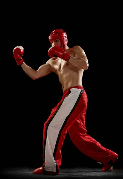 Campeão Estúdio Tiro Kickboxer Masculino Lutador Mma Movimento Ação Isolada — Fotografia de Stock
