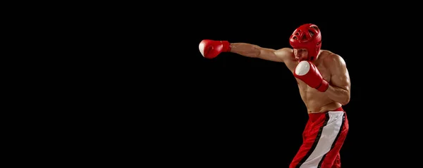 Şampiyon Erkek Kickboksçunun Stüdyo Çekimi Hareket Halindeki Anne Dövüşçüsü Karanlık — Stok fotoğraf