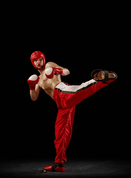 Mistrzu Studyjne Ujęcie Męskiego Kickboxera Mma Fighter Ruchu Akcja Odizolowana — Zdjęcie stockowe