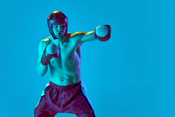 Energetisches Training Des Profisportlers Kickboxer Mit Helm Und Handschuhen Trainieren — Stockfoto