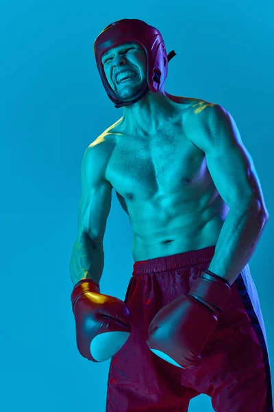 Exercício Energético Atleta Profissional Kickboxer Capacete Luvas Treinamento Isolado Sobre — Fotografia de Stock