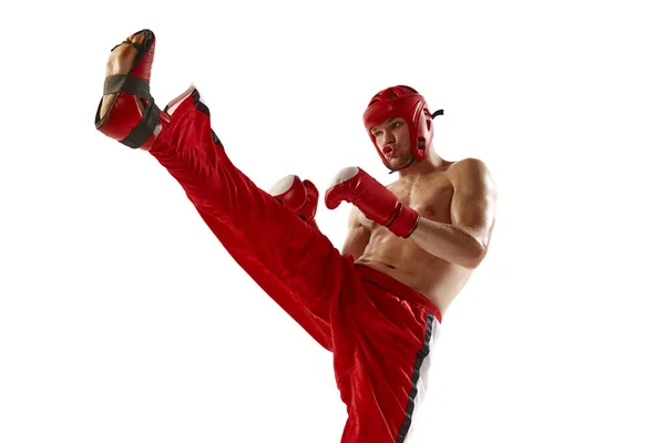 Dynamiskt Porträtt Ung Muskulös Idrottare Professionell Kickboxare Utrustning Hjälm Och — Stockfoto