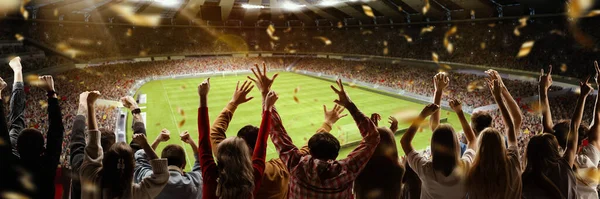勝利だ サッカーの背景には サッカーファンが混雑したスタジアムでカラフルなスカーフでチームを応援しています スポーツ カップ チーム イベント 競争の概念 — ストック写真