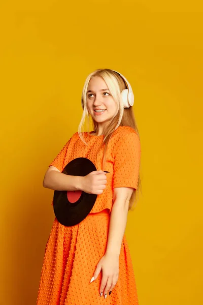 Joven Hermosa Chica Emocional Vestido Naranja Sonriendo Sosteniendo Disco Vinilo —  Fotos de Stock