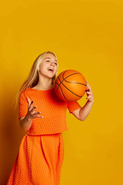 Zabawa Radość Sport Młoda Emocjonalna Blondynka Pomarańczowej Sukience Bawiąca Się — Zdjęcie stockowe