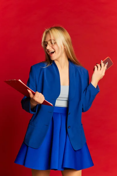 Mulher Negócios Jovem Positivo Estudante Feliz Vestindo Terno Azul Posando — Fotografia de Stock
