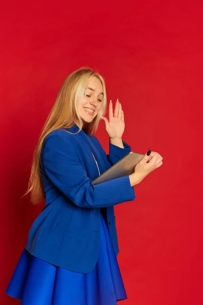 Videoinnkallingsmøte Positiv Ung Forretningskvinne Eller Glad Student Blå Dress Som – stockfoto