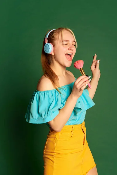 Penyanyi Lucu Potret Setengah Panjang Gadis Cantik Muda Mahasiswa Dalam — Stok Foto
