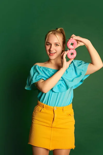 Kvinnedag Følelsesmessig Ung Vakker Jente Student Sommerklær Sprader Rundt Med – stockfoto