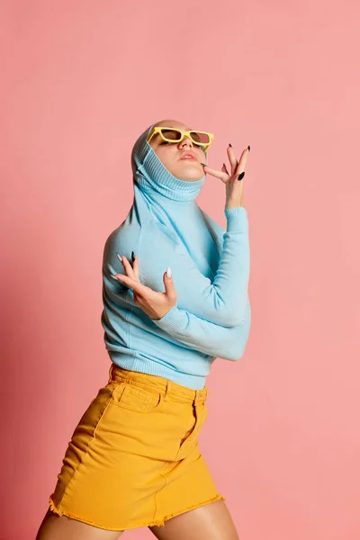 奇怪的人的概念 身着前卫服装的年轻女孩的富有创意的肖像 在粉红的背景下显得孤立无援 时尚的风格 古怪的 艺术的 时尚的蓝色毛衣模特 — 图库照片