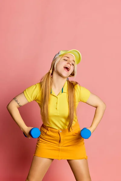 Sport Dziewczyna Fitness Młoda Emocjonalna Blondynka Dobrze Się Bawi Wykonując — Zdjęcie stockowe