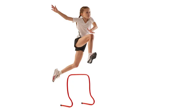 ジャンプだ 小さな女の子のダイナミックな肖像画 プロのアスリート ランナー 白い背景に隔離された急なトレーニングでジョギング スポーツ パワー スピード 競争の概念 — ストック写真