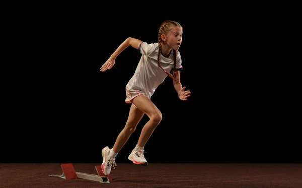 움직임에 집중하 선수의 초상화 스튜디오 배경에서 달리기 선수의 움직임 방식의 — 스톡 사진