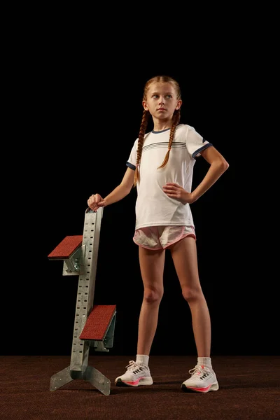 Portrait Petite Fille Athlète Débutant Tenue Sport Posant Avec Des — Photo
