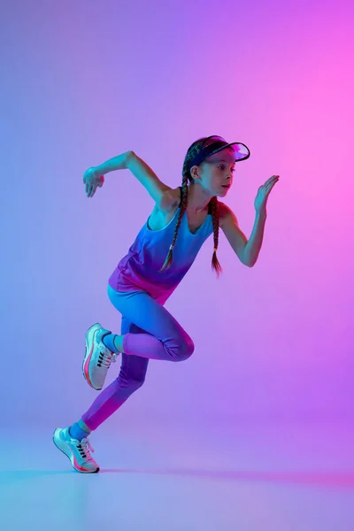 Technika Biegania Sportowa Dziewczyna Młodszy Biegacz Stylowej Odzieży Sportowej Czapce — Zdjęcie stockowe