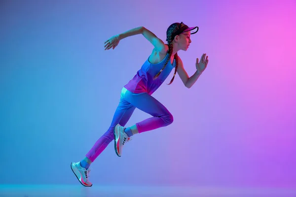 Teknik Lari Gadis Sportif Pelari Junior Dengan Pakaian Olahraga Dan — Stok Foto