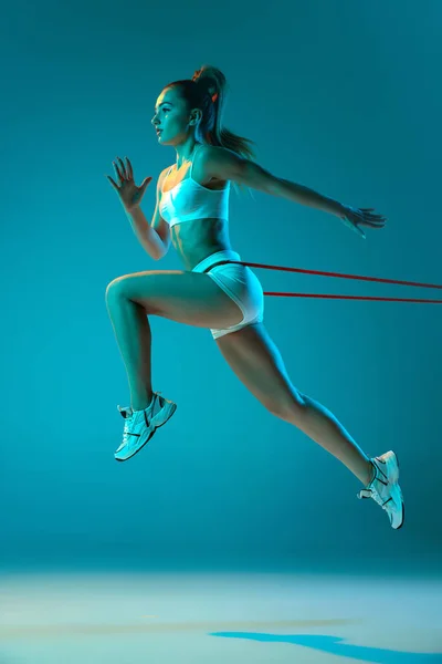 운동복 차림의 스포츠용 여자가 스튜디오 위에서 고립된 스포츠 훈련을 현대의 — 스톡 사진