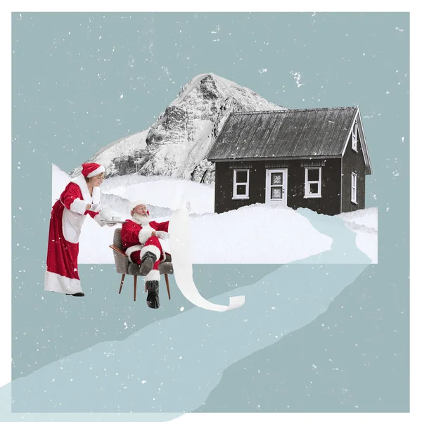 当代艺术创意设计 老两口 圣诞老人夫妇在乡下的房子附近看孩子们的信 圣诞节 创意的概念 明信片设计 — 图库照片