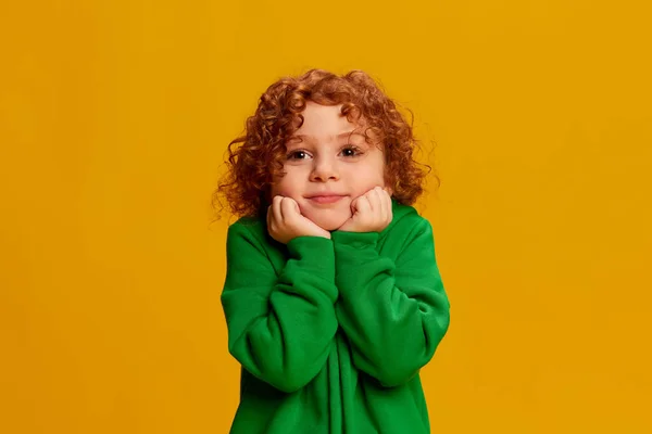 可爱的小女孩的画像 一头卷曲的红头发的孩子在黄色的背景上显得孤立无援 天使脸童年的概念 生活方式 广告的复制空间 — 图库照片